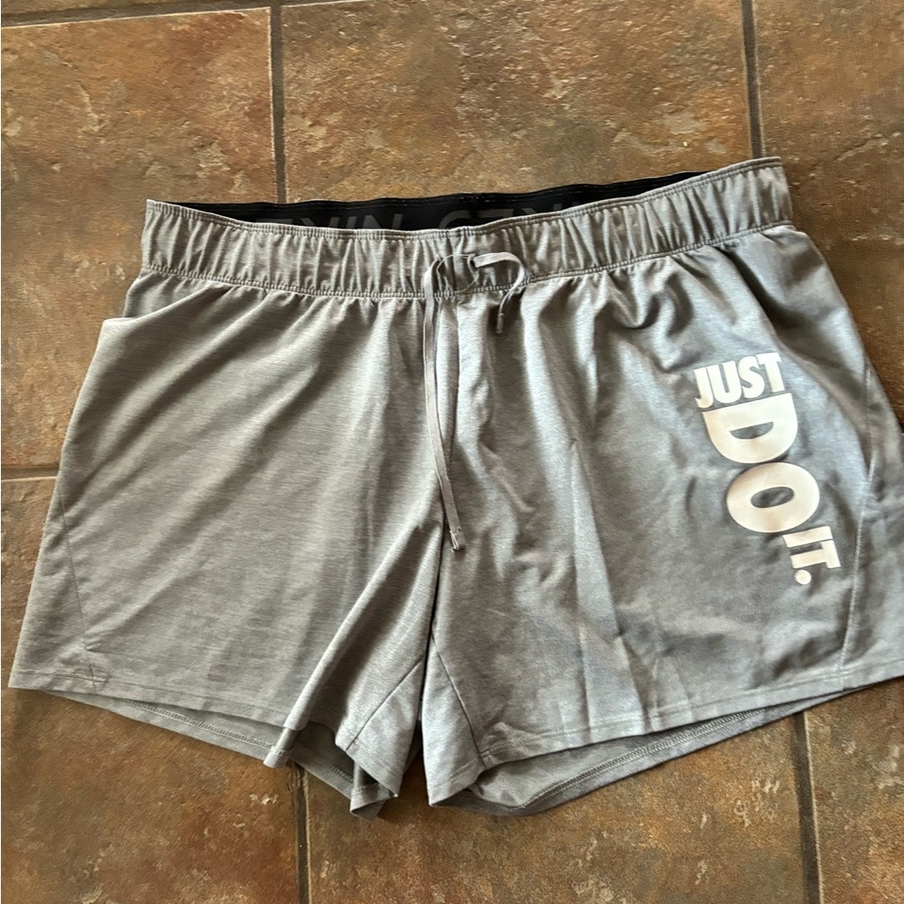 SPORTS CLOTHES - Picture 3 of 9